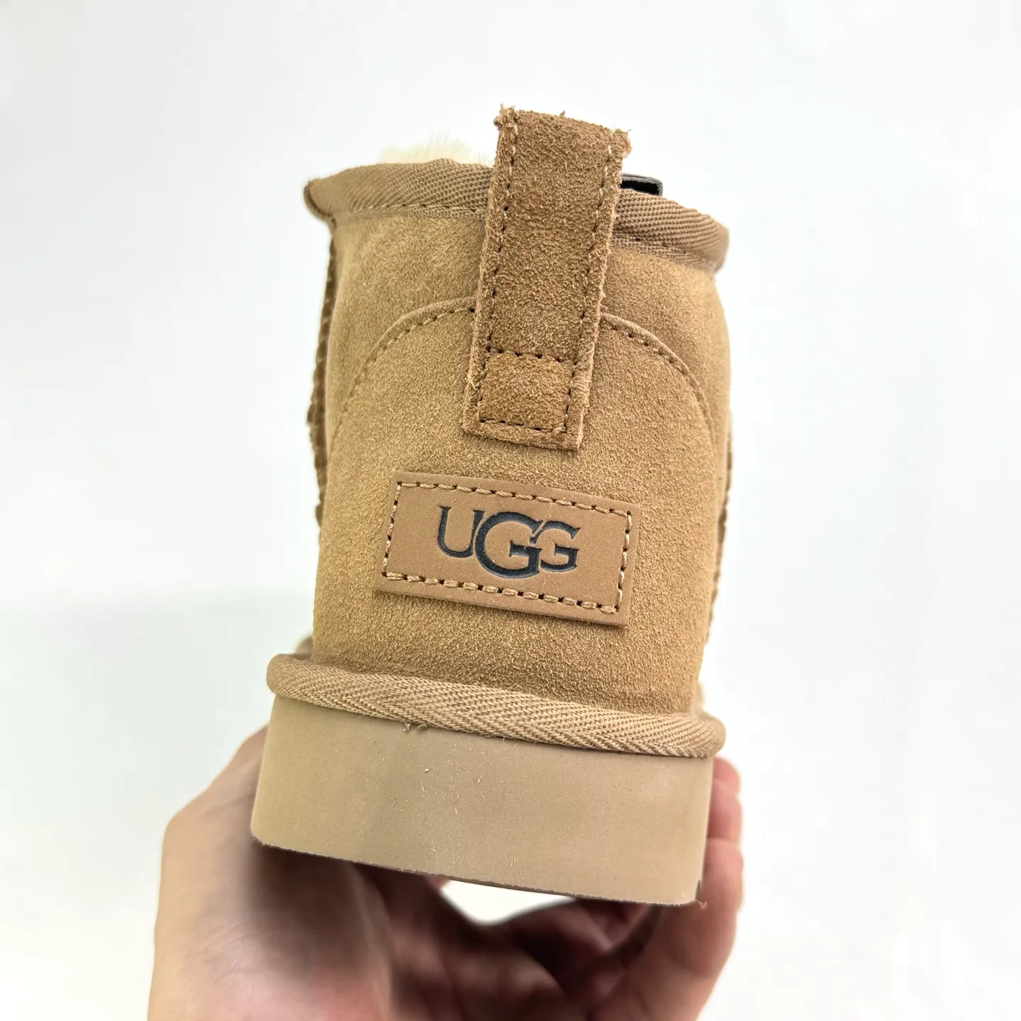 💰380 1116109 UGG Classic Ultra Mini Same style as Zhou Dongyu and Wang Yibo Thin-soled short snow boots Xiaohongshu hot style Wool one-piece mini boots Premium suede upper Delicate feel Wool lining Comfortable and skin-friendly Warm and comfortable so you are not afraid of cold weather Wear-resistant one-piece foam shoe cover EVA soft elastic thick sole Heightening outsole Purchasing level Essential winter snow boots Size: 35 36 37 38 39 40 41 42 43 44 45
